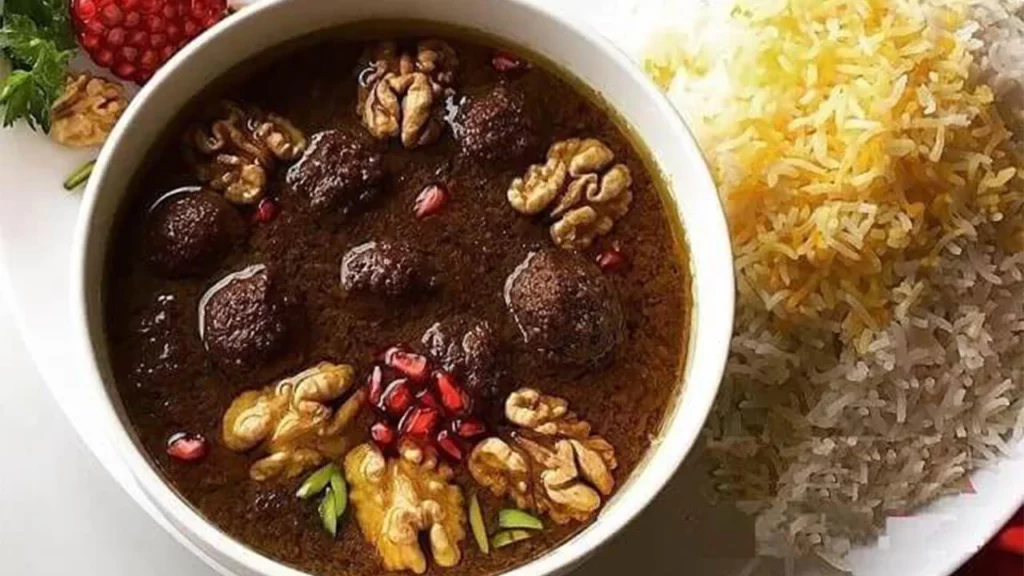 آغاز سفر آشپزی با گردو و انار با طعمی فراتر از معمول در فسنجون ایرانی